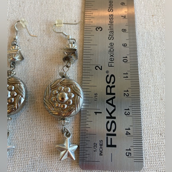 🎄$3 bundled Silver Tone Dangle Earrings - Picture 4 of 5
